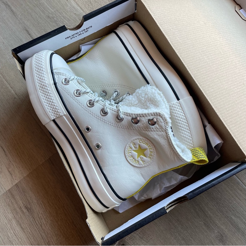 NWT Women’s Converse Chuck Taylor Platform Sneakers